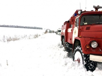 Работают спасатели: на Полтавщине 23 легковушки застряли в снегу