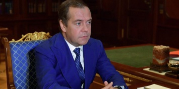 Медведев рассказал об избыточных требованиях к бизнесу на примере омлета