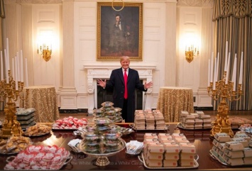 "Великая американская еда". Трамп накормил гостей Белого дома фастфудом