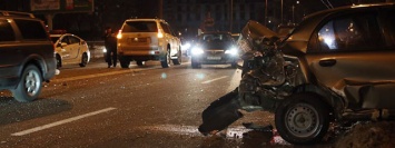 Тройное ДТП на Набережной Победы: Lanos «зажевало» под грузовик и выбросило на обочину