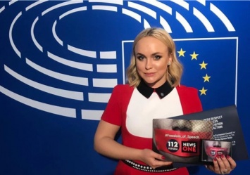 "Обертка, в которую пытаются упаковать реальность": NEWSONE и 112 Украина провели акцию в Европарламенте