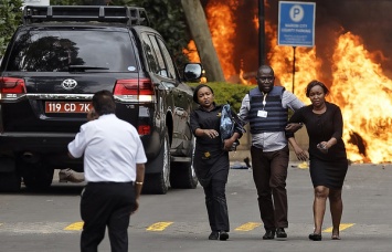 В Кении неизвестные взорвали бомбу в отеле, а затем расстреляли десятки людей. Фото