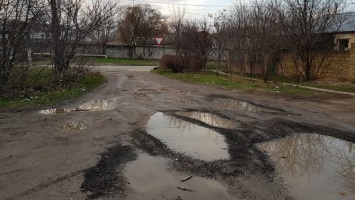 Лидер "убитых" дорог: в Крыму общественники нашли 700 км выбоин