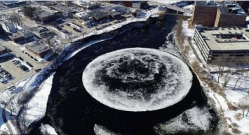 Гигантский вращающийся ледяной диск, похожий на НЛО, появился в реке в США