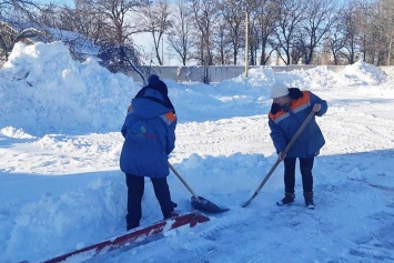 Под Харьковом на уборку снега вывели безработных (фото)