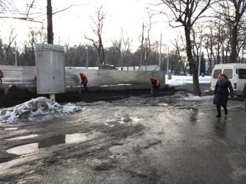 На центральном проспекте Днепра дорожники забрасывают ямы асфальтной крошкой (ФОТО)