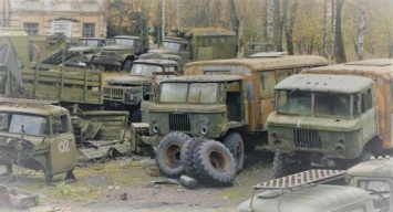 «Кладбище» грузовиков: В лесу нашли брошенные военные «КАМАЗы»