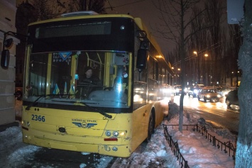 Пассажир киевского троллейбуса стал жертвой контролеров: "Лупили втроем"