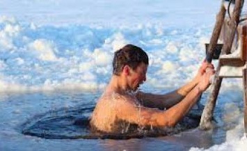 Как купаться на Крещение без угрозы для здоровья: советы спасателей