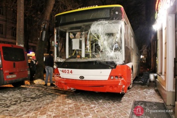 Разрушительное ДТП в центре Одессы: легковушка вытолкнула троллейбус на тротуар