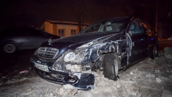 В Днепре на Савченко столкнулись Mazda и Mercedes: пострадали женщина и 3-летний ребенок