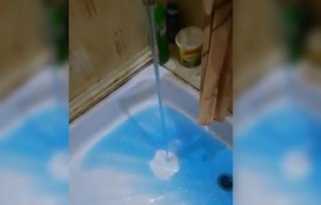 В Башкирии жителей порадовали водой из кранов голубого цвета