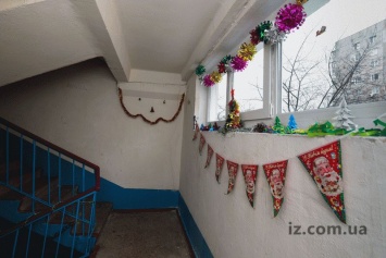 Жильцы запорожской многоэтажки создали в подъезде праздничное настроение - фото