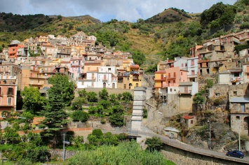 На Сицилии продают дома по €1: что об этом известно, и какие "подводные камни"