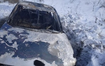 На трассе в Харьковской области нашли сгоревшее авто с трупом внутри (фото)