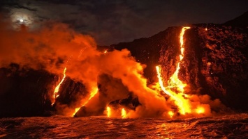Мощный вулкан начал извержение в РФ, такого не было много лет: кадры "огненного ада"
