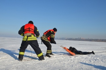 Спасатели уже вылавливают «верующих» из замерзшего Ингула