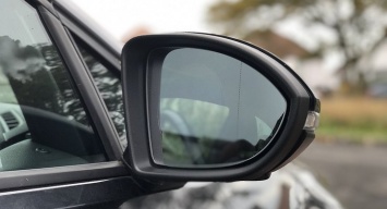 Зачем рисуют вертикальные полоски на боковых зеркалах автомобиля