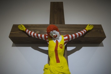 В Израиле возмущенные христиане штурмовали музей из-за распятого клоуна