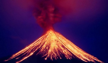 Страшный вулкан может уничтожить все живое, люди в опасности, ждут помощи: «столб дыма и пепла до небес», видео