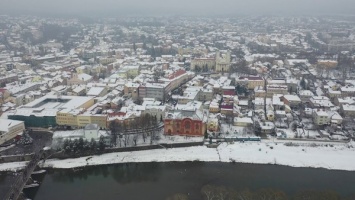 Автобусы не ездят, а дети не ходят в школу: люди в Ужгороде уже несколько дней живут в снежном плену