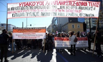 В Афинах сотни учителей протестовали против реформы о приеме на работу
