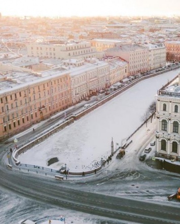 В Петербурге снегоуборочный трактор «прилег отдохнуть»