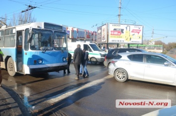 В центре Николаева пробка - столкнулись «Лексус» и троллейбус