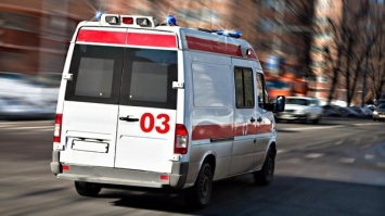 В России бригада "скорой помощи" обедала в фастфуде, пока рядом лежал человек без сознания. Видео