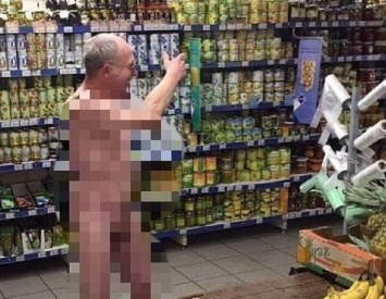 В супермаркете Киева голый пожилой мужчина бегал между прилавками. Фото