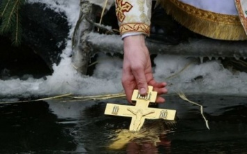 Священник пояснил, кому нельзя купаться в проруби на Крещение: "Ничем хорошим не закончится"