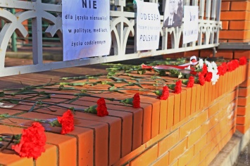 Одесситы несут цветы к генконсульству Польши - в память об убитом мэре