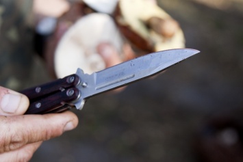 Россиянин напал на девушку с ножом в столице: "хотел устранить множество людей"