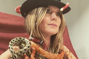 Хайди Клум устроила необычную фотосессию с живыми змеями: видео