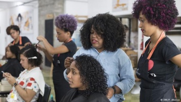 Борьба женщин с расизмом начинается с парикмахерской