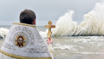 Аксенов поздравил верующих крымчан с Крещением