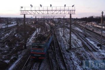 Из-за схода товарняка с рельсов в Киевской области задерживаются 8 поездов
