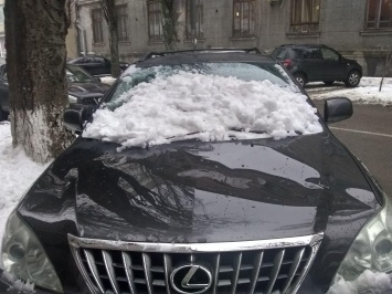 Снежный Днепр: груда снега разбила лобовое стекло автомобиля