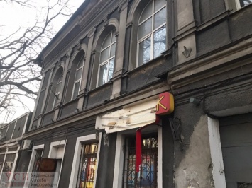 Обвалившаяся с фасада лепнина разбила вывеску детского центра на Молдаванке