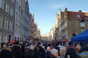 В Гданьске десятки тысяч людей прощаются с погибшим мэром