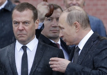 Медведева жестко унизили собственные охранники: "Он маленький, решите нормальных"