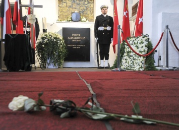 В Гданьске похоронили Адамовича: фото церемонии прощания