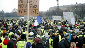 Протесты "желтых жилетов": в Париже полиция применила водометы
