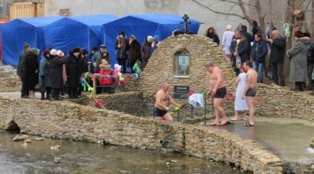 С каждым годом все больше татарбунарцев окунаются на Крещение в купальню