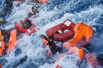 На борту - более 100 человек: в Средиземном море затонуло судно с мигрантами