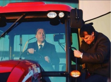 Держитесь там...: Медведев попытался уехать из Краснодара на красном тракторе