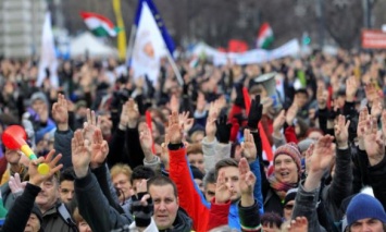 Тысячи венгров протестуют против "трудового рабства"