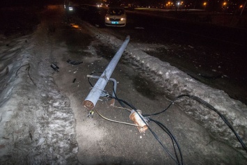 В Киеве водитель протаранил электроопору и сбежал с места ДТП