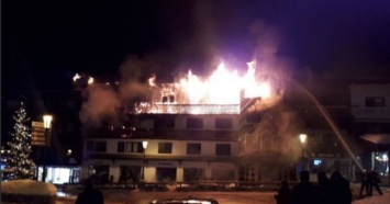 Пожар на курорте в Куршавеле: люди выпрыгивали из окон
