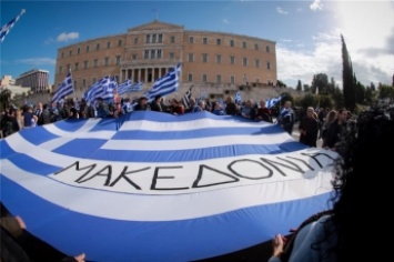 В Афинах десятки тысяч людей протестуют против соглашения с Македонией